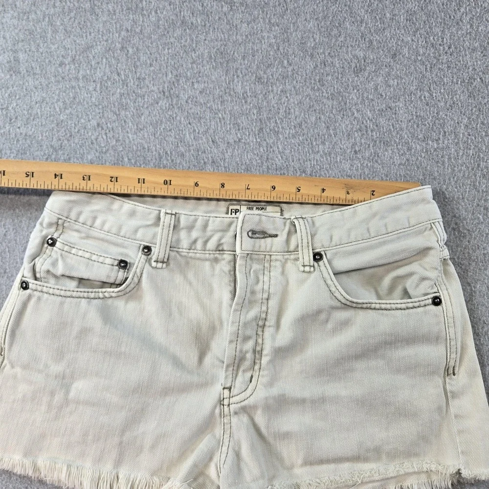Free People‎ Shorts Womens 27 White Cut-Off Frayed Hem Pockets 2.5 Inseam Denim